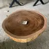 Artikelbild 3 des Artikels “Niedriger Naturholztisch rund aus Suar mit Metallbeinen Spider. 96cm Länge, 94cm Breite, 60cm Höhe. Tischplatte 10cm dick. “